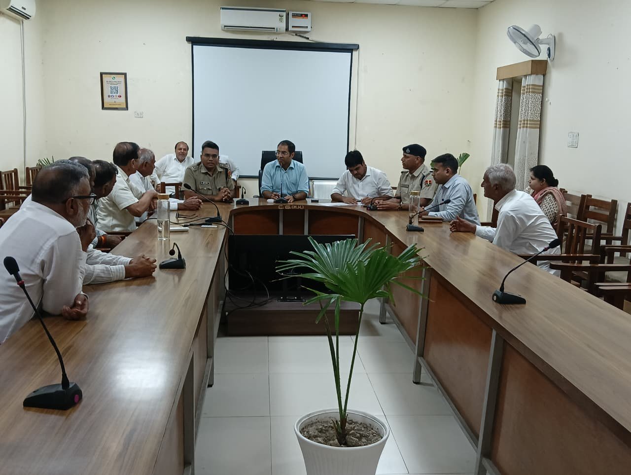 नरसिंहपुरा बारानी में प्रस्तावित ठोस कचरा निस्तारण केन्द्र के संबंध में सहमति बनी, धरना समाप्त करने पर सहमति