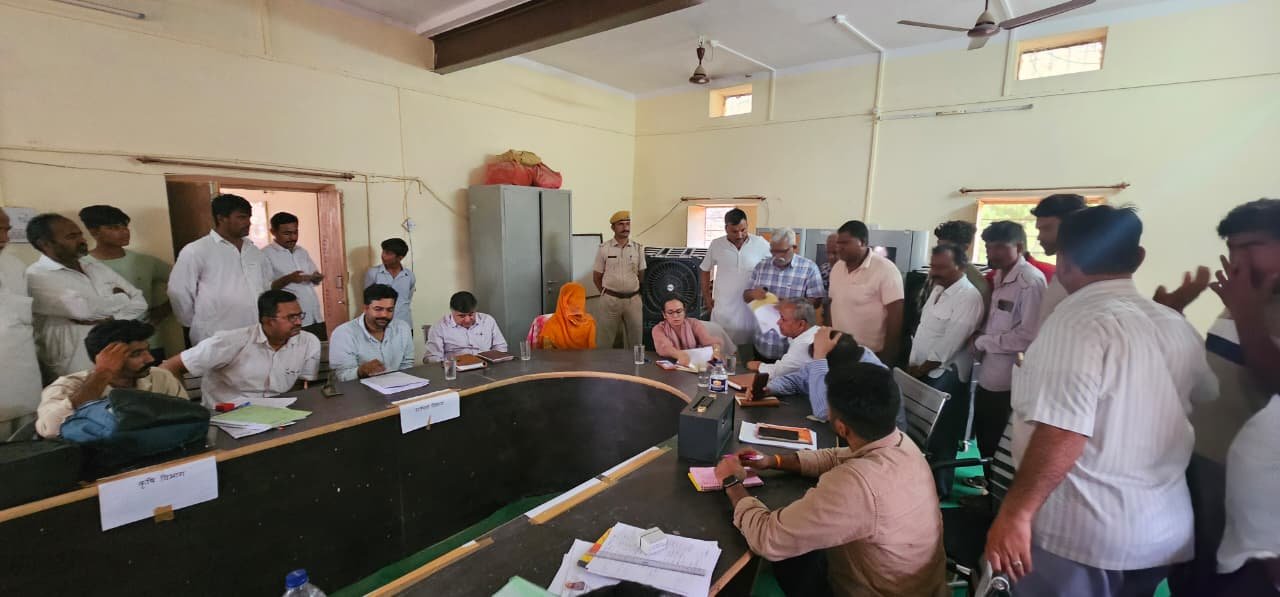 जिला कलक्टर ने भू फॉलोअप शिविर का किया निरीक्षण