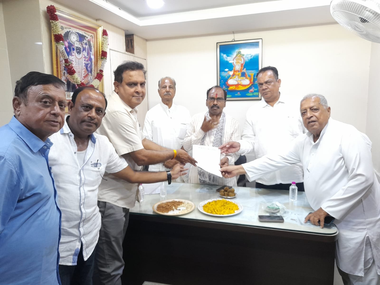 सांसद मन्नालाल रावत से मिला सिंधी समाज, भूपाल हाउसिंग सोसायटी के 396 वंचित परिवारों को भूखंड दिलाने की मांग की