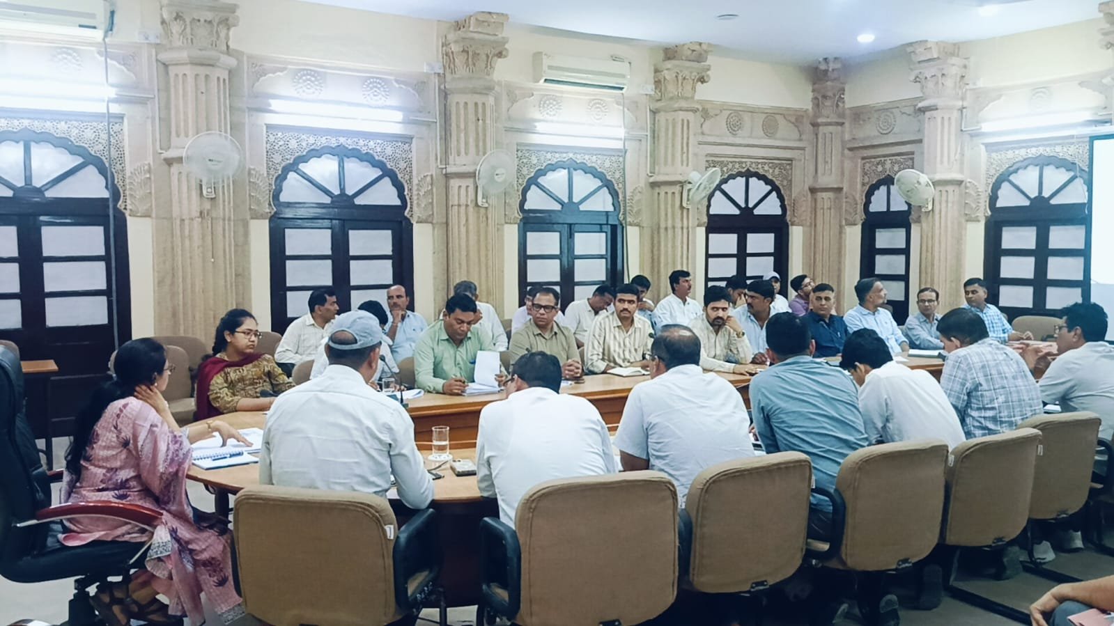 जिला कलक्टर की अध्यक्षता में जिला स्तरीय अधिकारियों की समीक्षा बैठक