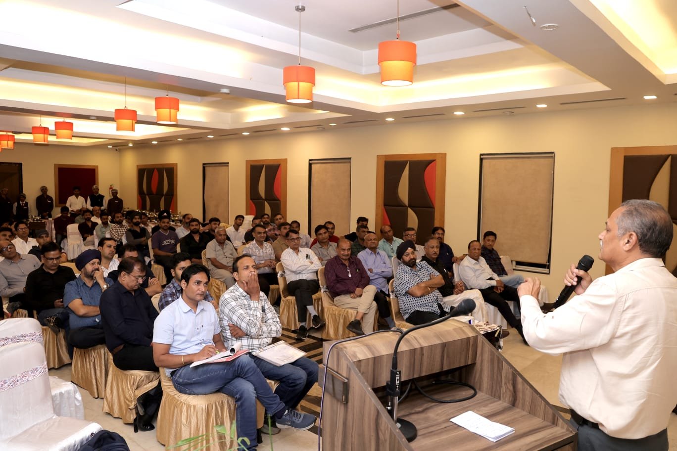 बाजार की चुनौतियों और व्यापार विस्तार पर टिम्बर कारोबारियों ने किया मंथन, एसोसिएशन बैठक में लिए कई अहम निर्णय