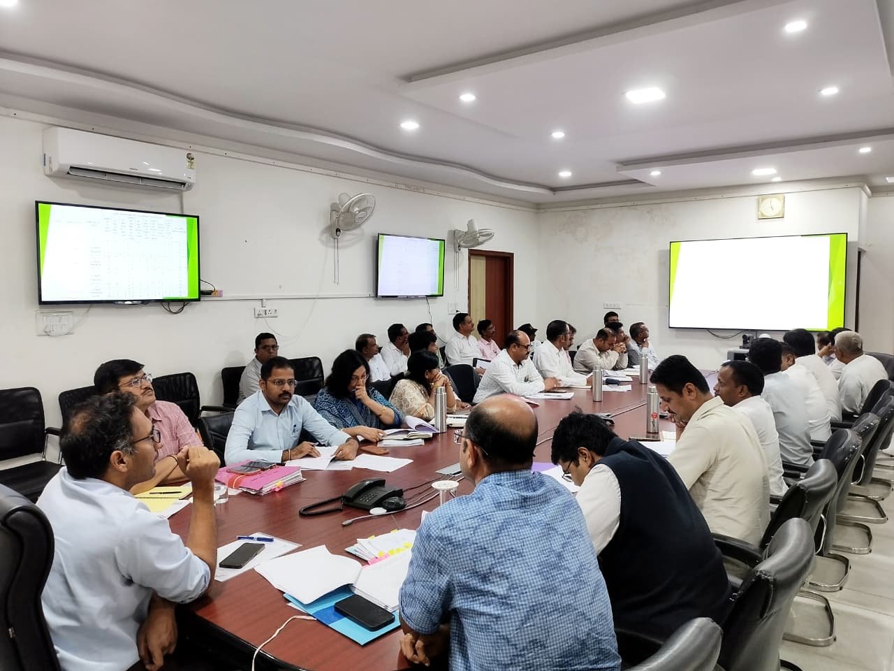 राजस्व अधिकारियों की बैठक आयोजित, लंबित प्रकरणों के शीघ्र निस्तारण के निर्देश