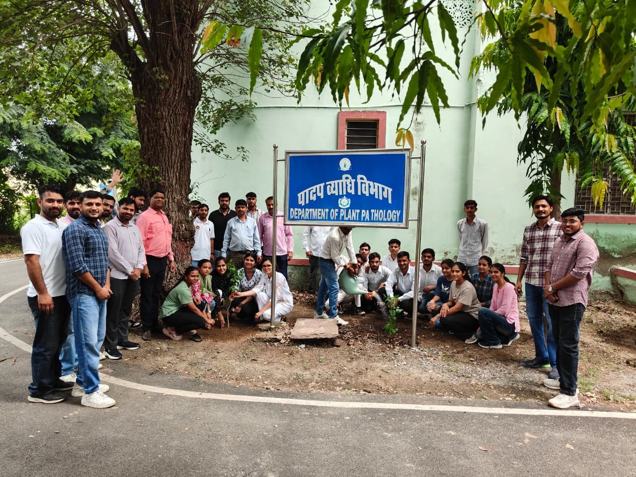 राजस्थान कृषि महाविद्यालय, उदयपुर के पौध रोग विज्ञान विभाग में गुरु पूर्णिमा के अवसर पर वृक्षारोपण एवं गुरु सम्मान कार्यक्रम आयोजित