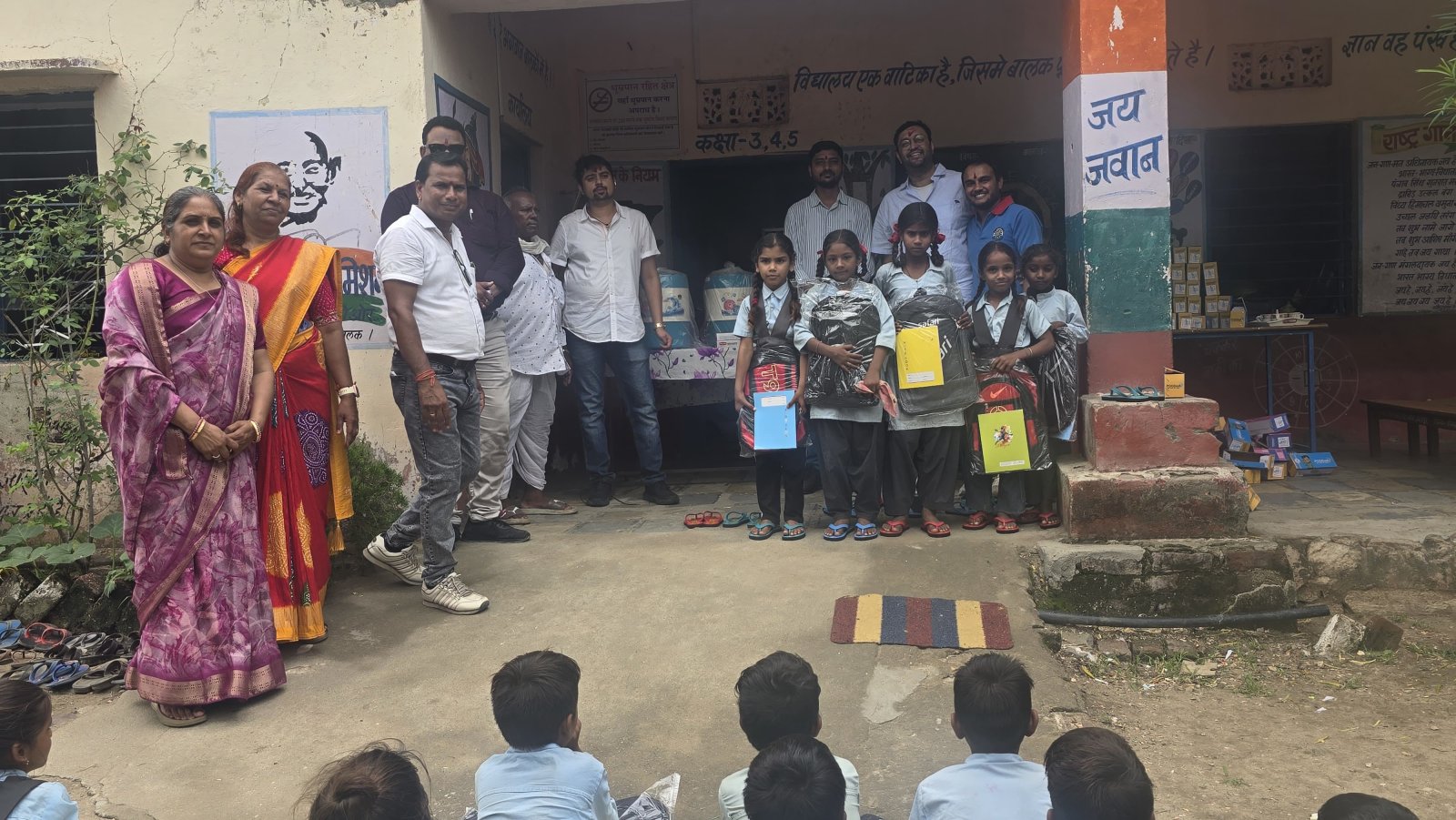 दुर्गम राहों से होकर बच्चों की उम्मीदों तक पहुंची वाइब पहल, राउंड टेबल इंडिया ने बांटी खुशियां