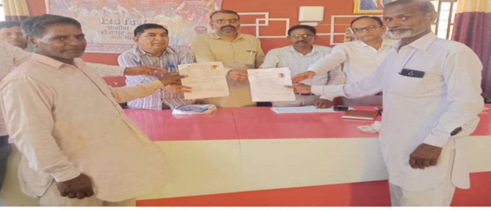 ग्रामीण सेवा शिविर में प्रेम कुमार और निहाल सिंह को मिला रोडवेज का रियायती पास