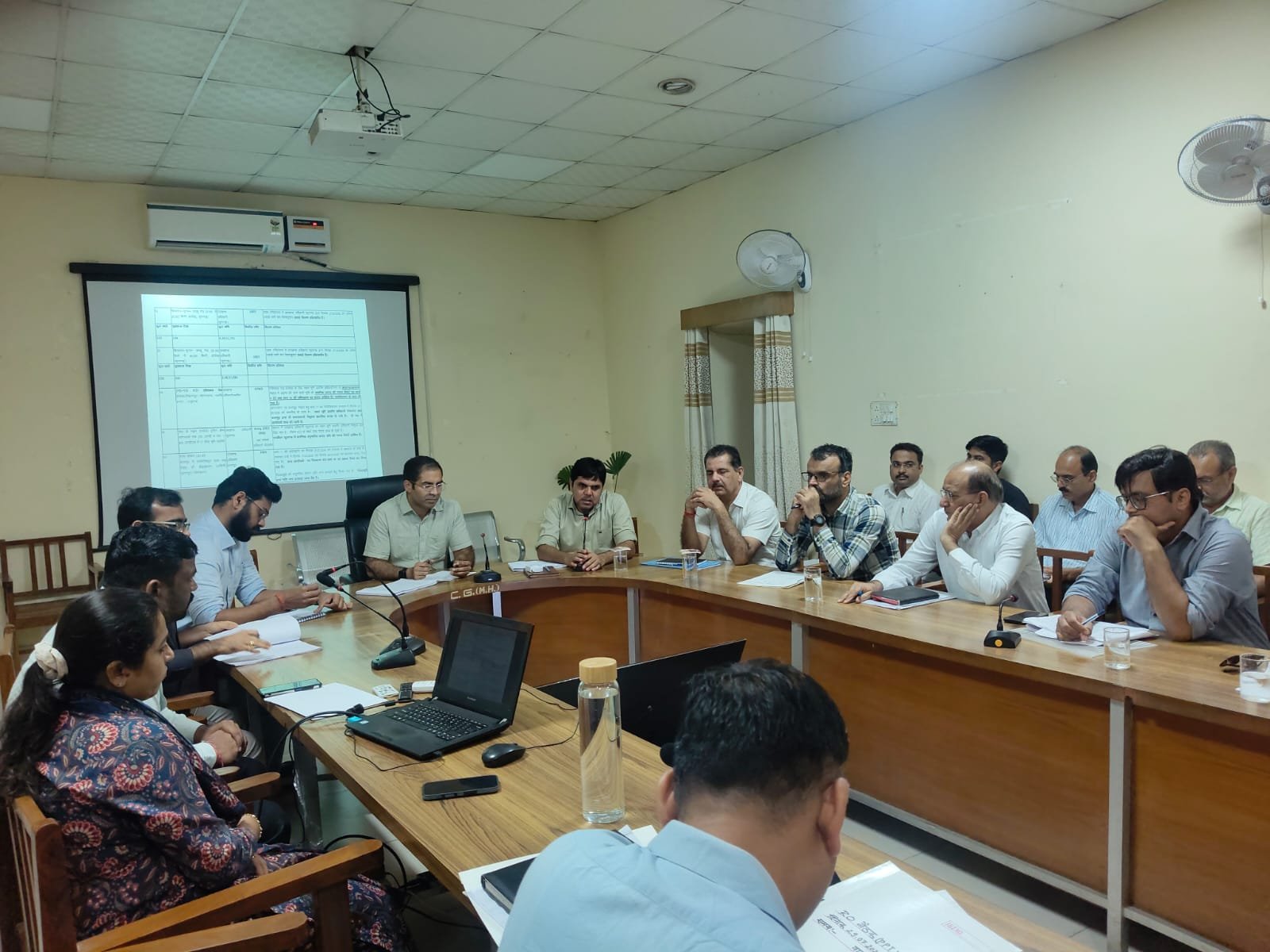 राजस्व अधिकारियों की समीक्षा बैठक आयोजित