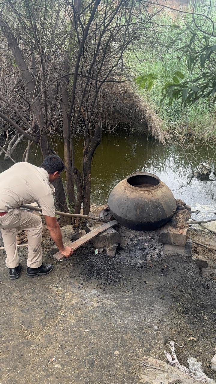 आबकारी आयुक्त के निर्देशन में कार्रवाई
