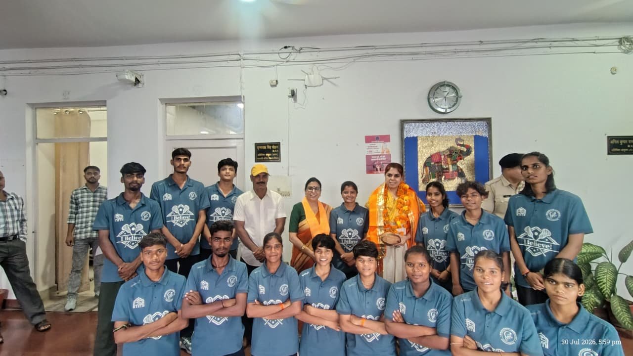 Lacrosse Players Felicitate Divisional Commissioner Pragya Kevalramani on Guru Purnima