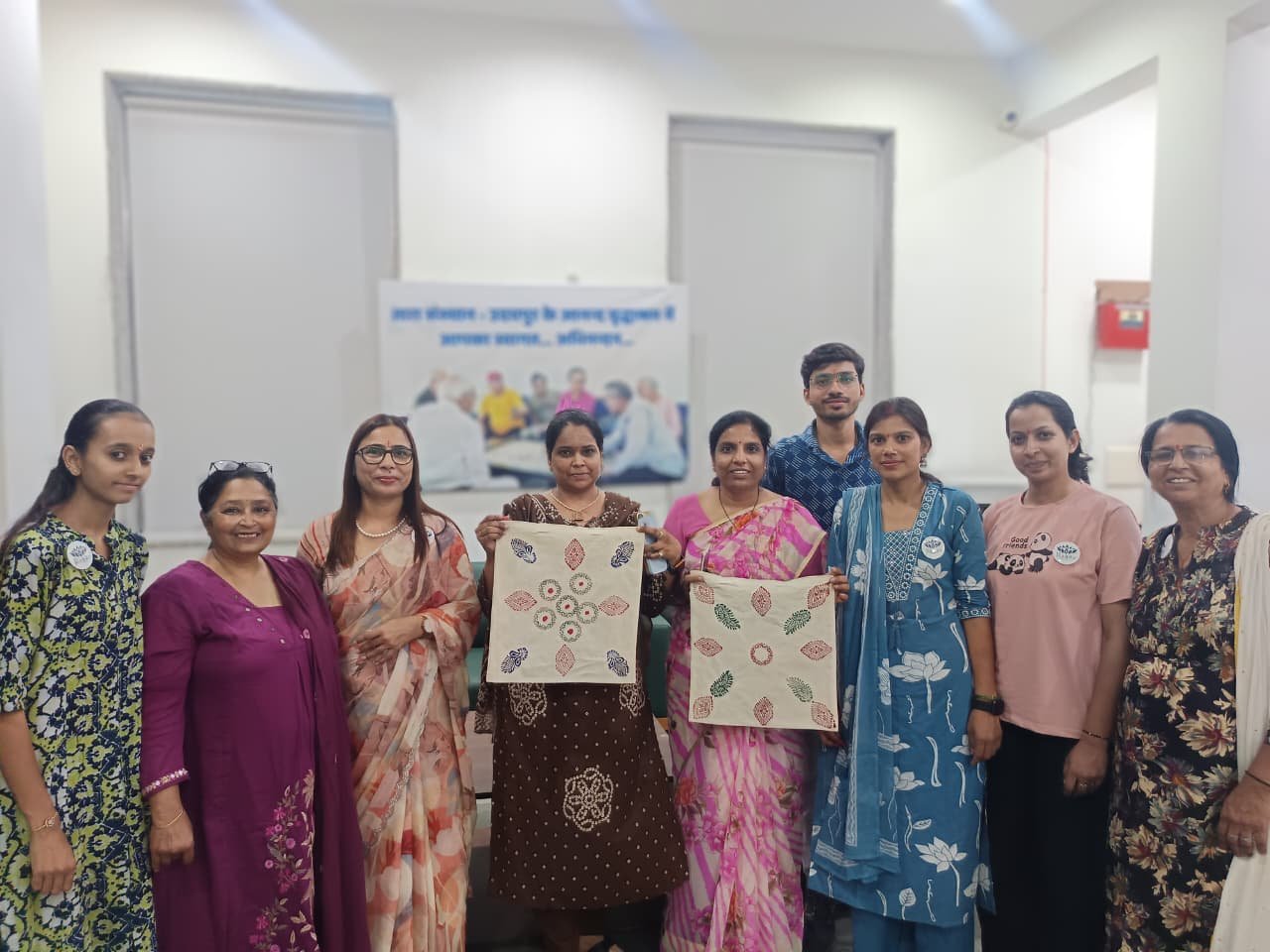 वरिष्ठजनों ने दिया पर्यावरण संरक्षण का संदेश, कपड़े की थैली अपनाने का लिया संकल्प
