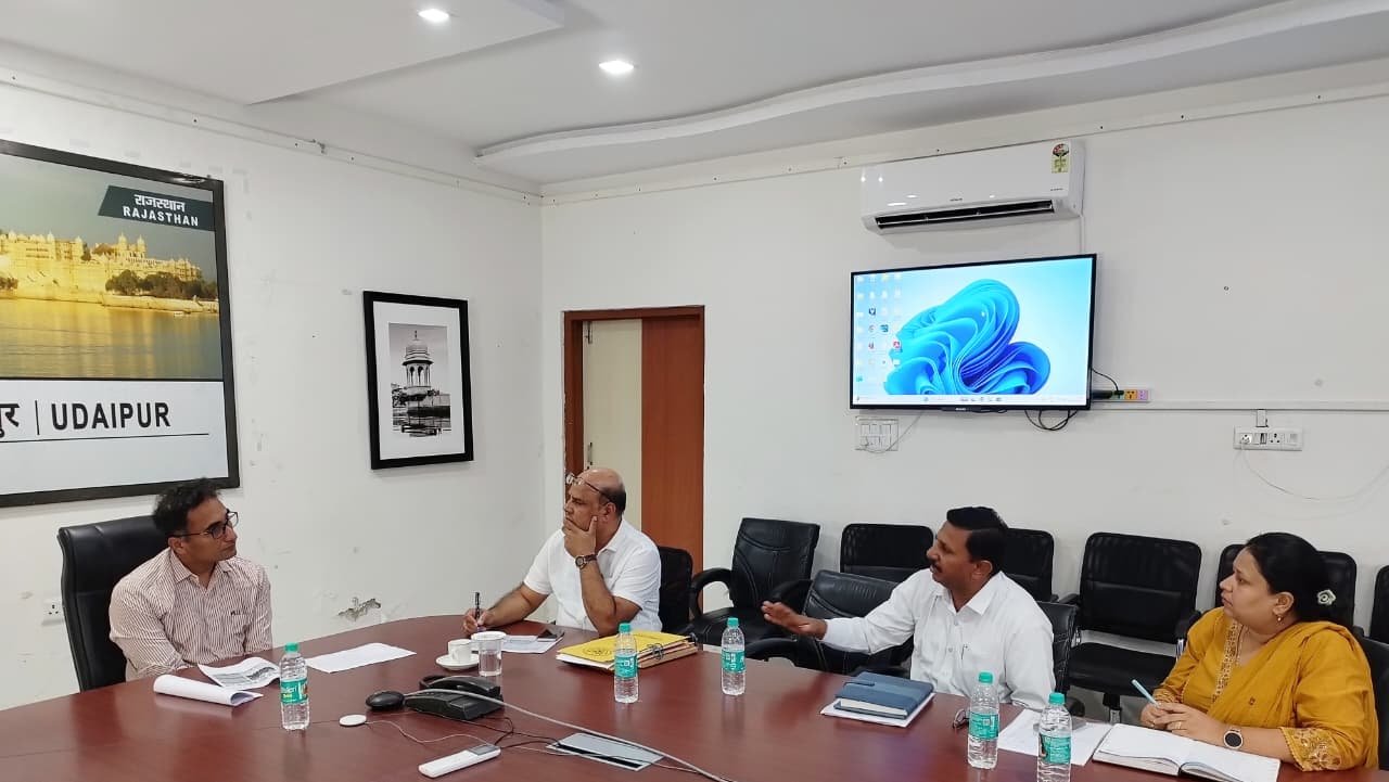 जिला कलेक्टर ने पीएचईडी अधिकारियों की ली बैठक