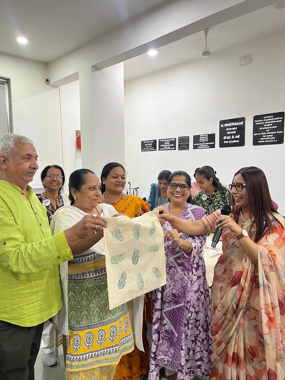 वरिष्ठजनों ने दिया पर्यावरण संरक्षण का संदेश, कपड़े की थैली अपनाने का लिया संकल्प