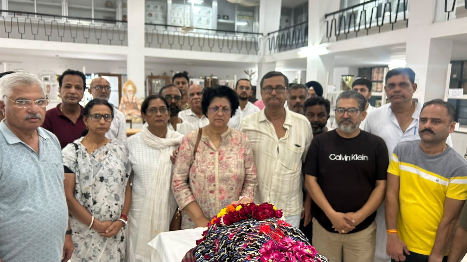डॉ ईला चक्रवर्ती की पार्थिव देह आर.एन.टी. मेडिकल कॉलेज को सौपी