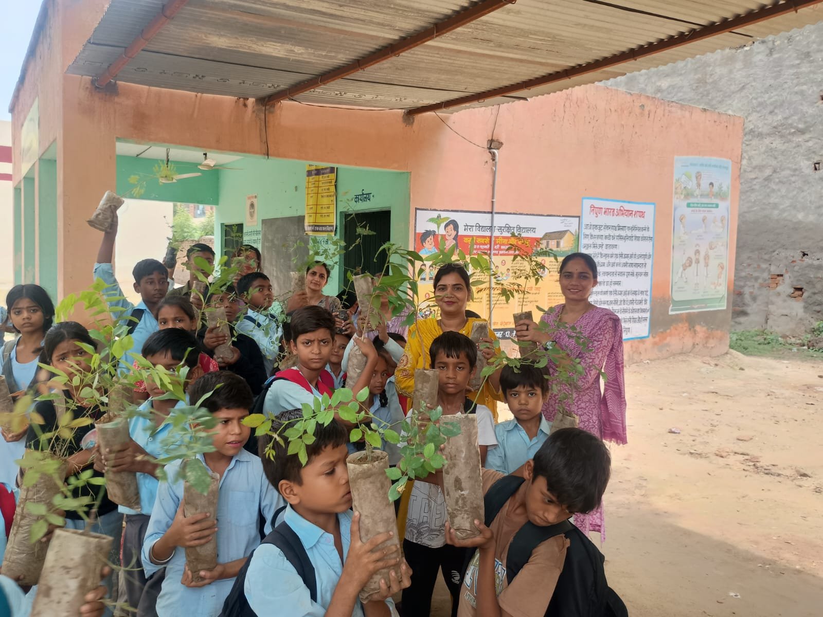 विद्यालय प्रांगण मे पौधरोपण कर हरीयालो राजस्थान मिशन मे दिया योगदान