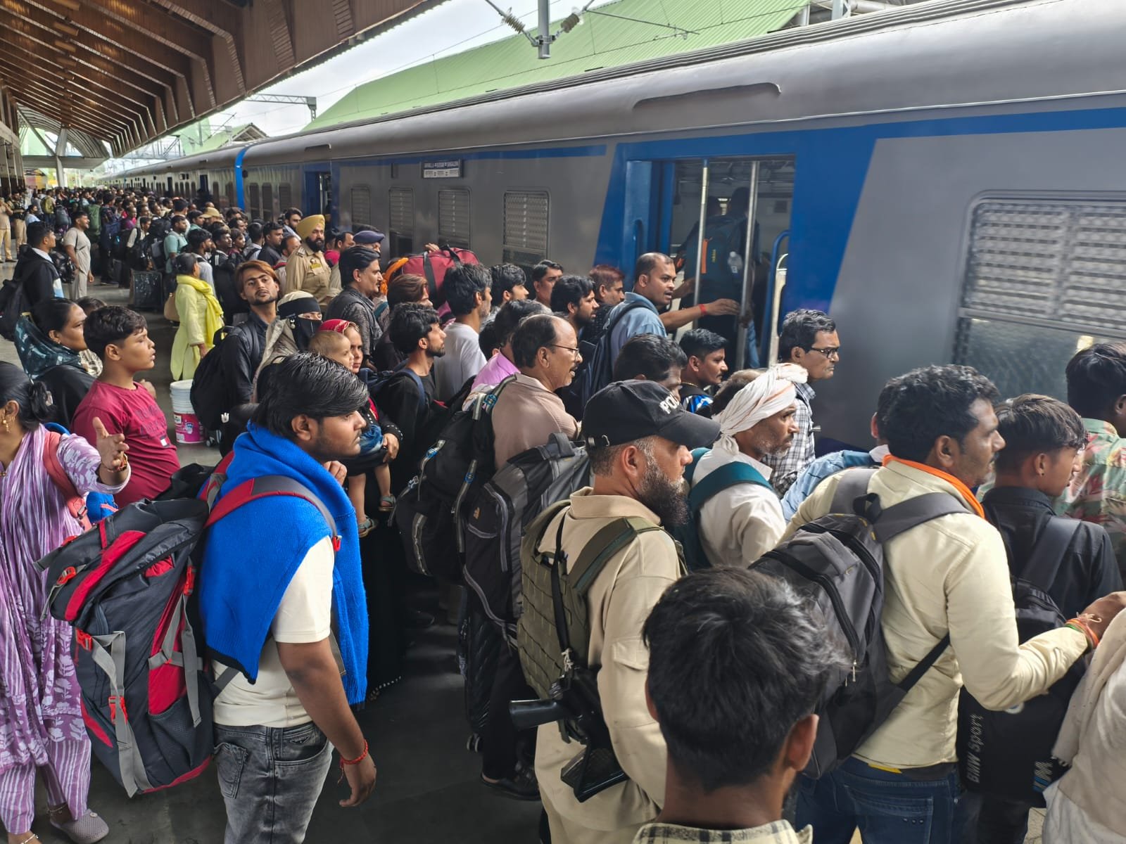 राष्ट्रीय राजमार्ग बाधित होने के कारण कश्मीर में फंसे यात्रियों की सुविधा हेतु विशेष ट्रेनों का सफल संचालन