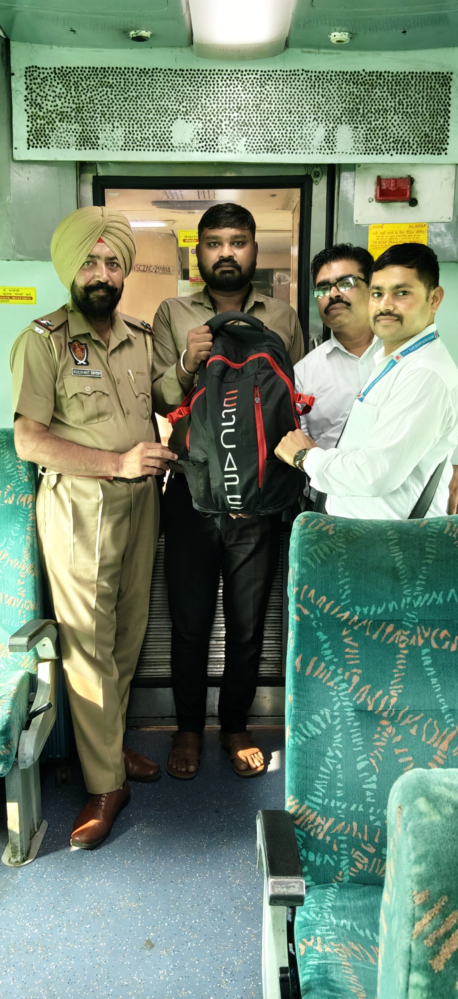 जम्मू मंडल के टिकट चेकिंग स्टाफ ने दिखाई ईमानदारी और तत्परता, चोरी हुआ बैग और लावारिस नकदी यात्रियों को सुरक्षित लौटाई