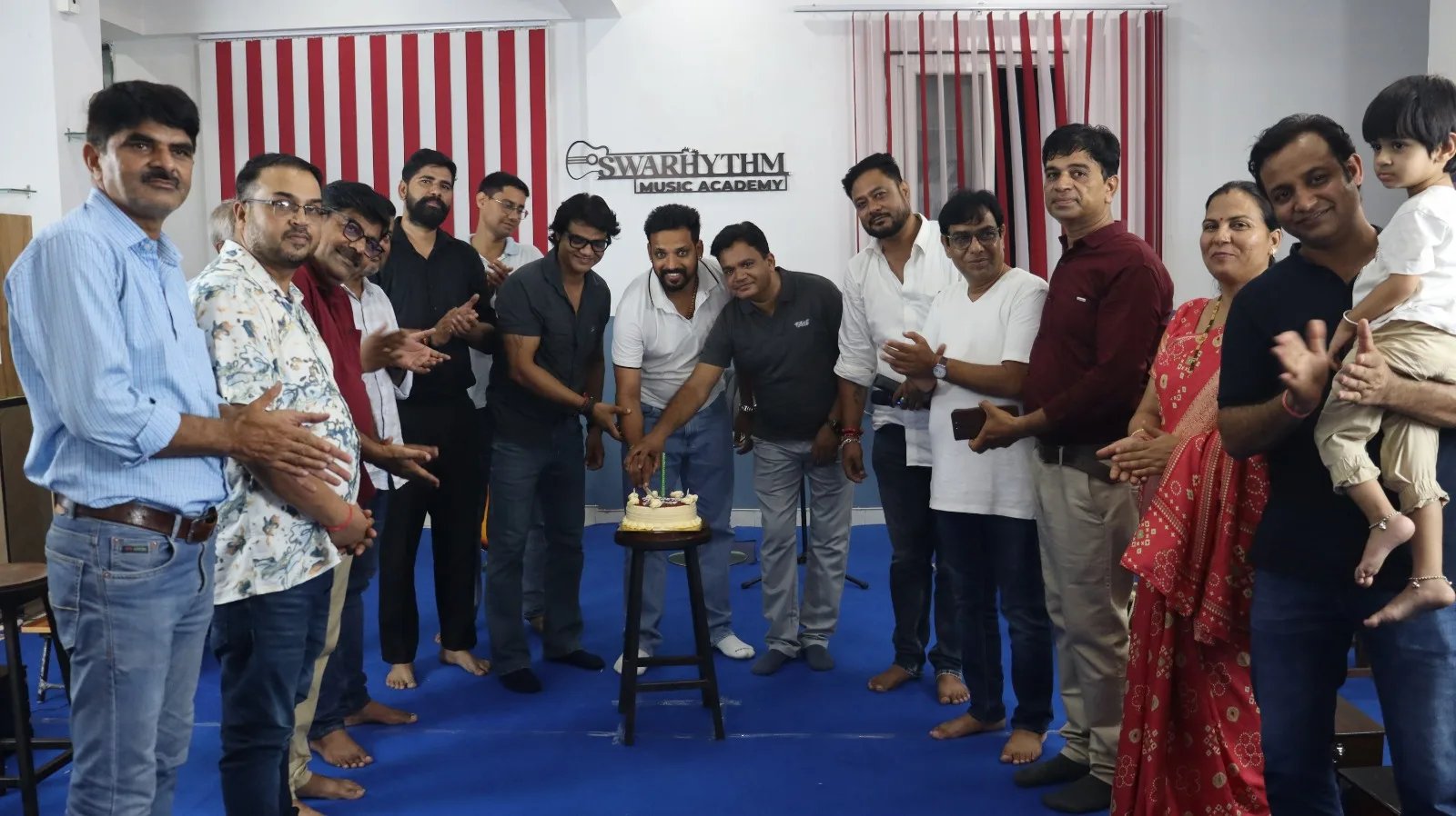 स्वरिदम म्यूजिक अकादमी के कराओके सिंगिंग समारोह में झूमे दर्शक