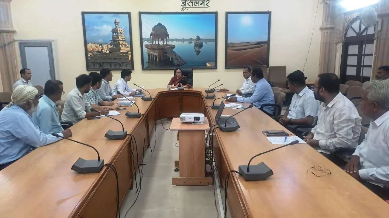 जिला कलेक्टर ने ली मिड-डे-मील योजना की बैठक,समय पर विद्यालयों में खाघान्न आपूर्ति करने के दिये निर्देश