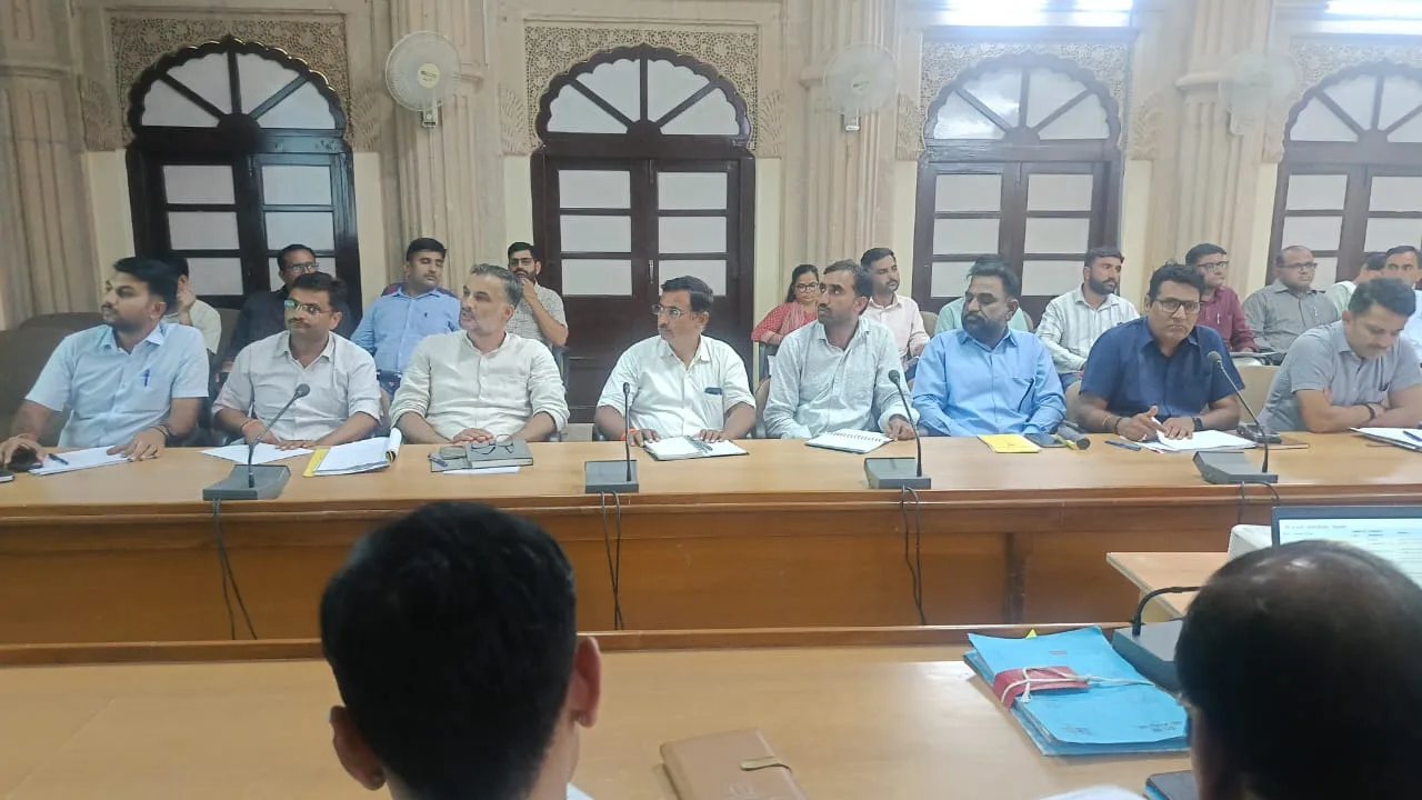 पंच गौरव कार्यक्रमों की प्रगति की जिला कलक्टर ने की समीक्षा