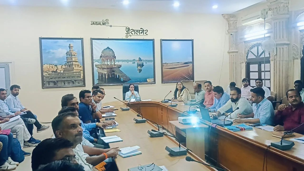 विकास योजनाओं के क्रियान्वयन में गुणवत्ता, गति एवं समयबद्धता सुनिश्चित करें अधिकारी - जिला कलक्टर