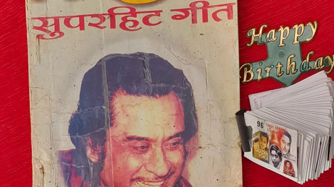किशोर दा की 97वीं जयंती पर शिल्पकार डॉ. चन्द्रप्रकाश चित्तौड़ा ने बनाई लघु पुस्तिका