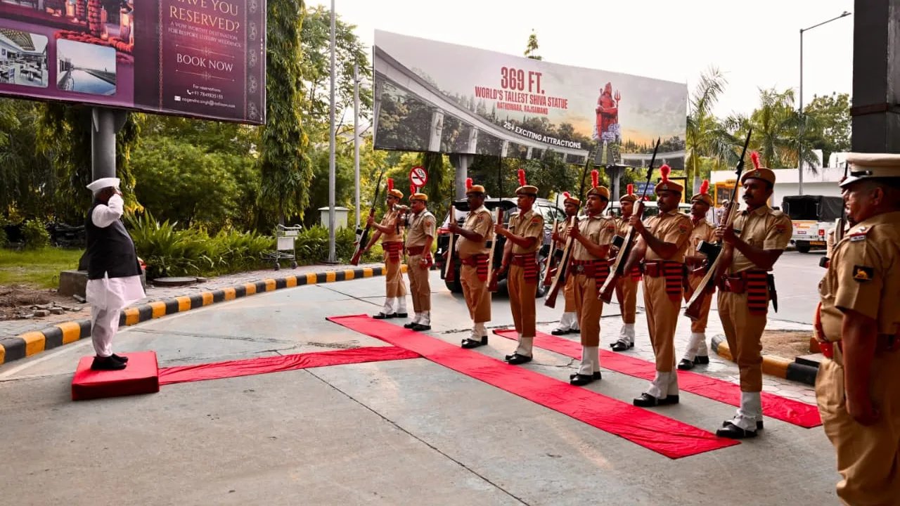 राज्यपाल श्री हरिभाऊ बागड़े की डबोक एयरपोर्ट पर अगवानी, बांसवाड़ा के लिए हुए रवाना