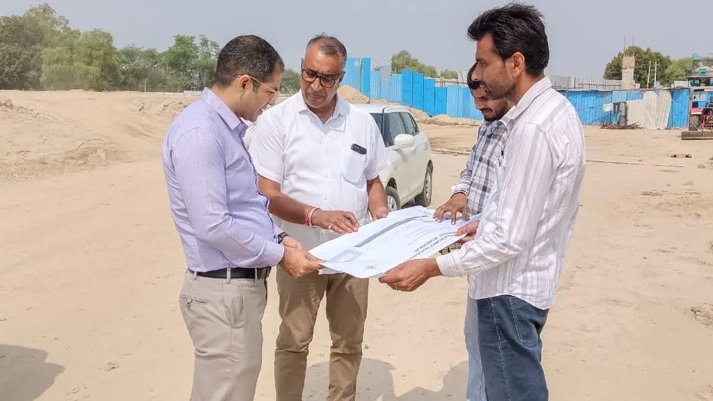 जिला कलक्टर ने गाजर मंडी, किन्नू वैक्सीन प्लांट एवं कस्टम हायरिंग सेंटर का किया निरीक्षण