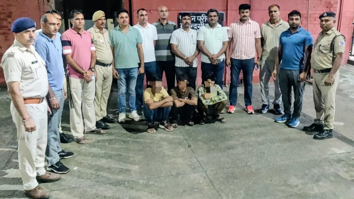 आरपीएफ ने चलती ट्रेन में यात्री का मोबाइल छीनने के प्रयास में चाकू मारकर घायल करने वाले तीन शातिर अपराधियों को पकड़ा
