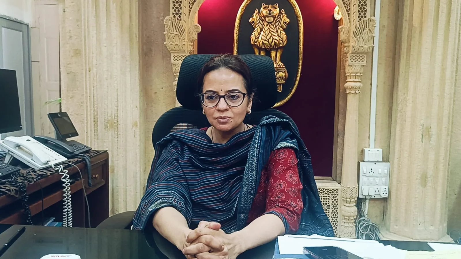 जिला कलक्टर ने दुपहिया वाहन चालकों को हेलमेट पहनने की अपील की