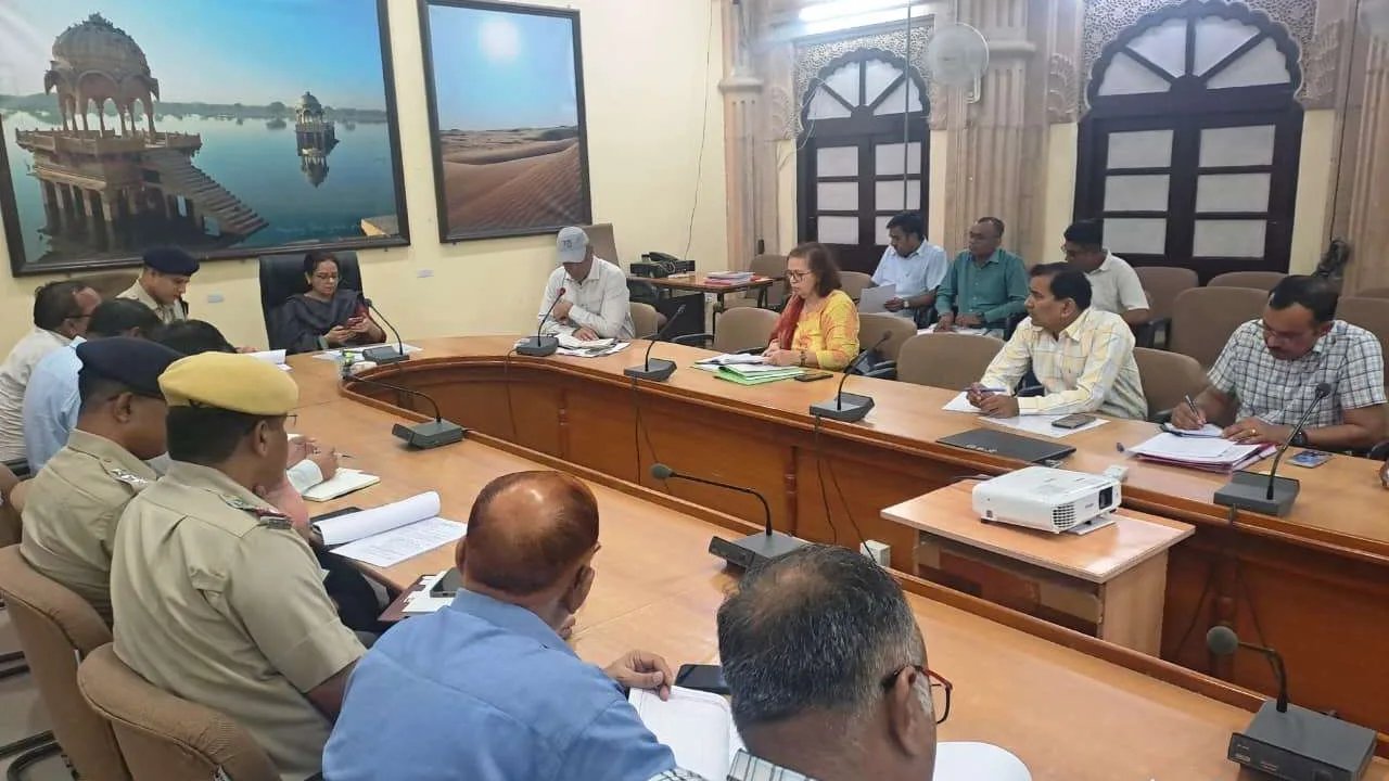जिला निर्वाचन अधिकारी ने चुनाव से जुड़े अधिकारियों की ली बैठक