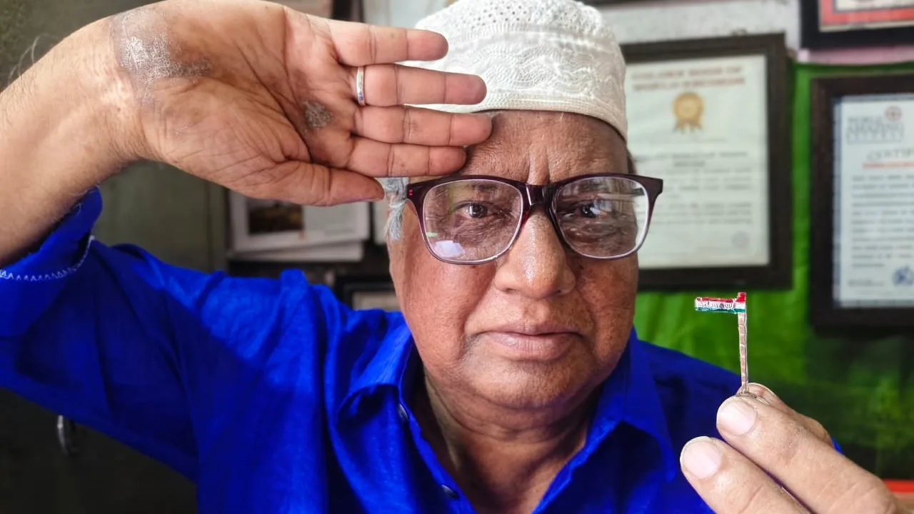 डॉक्टर सक्का ने ओम, अल्लाह, खंडा, और क्रॉस, से बनाया तिरंगा झंडा कोमी एकता का दिया संदेश