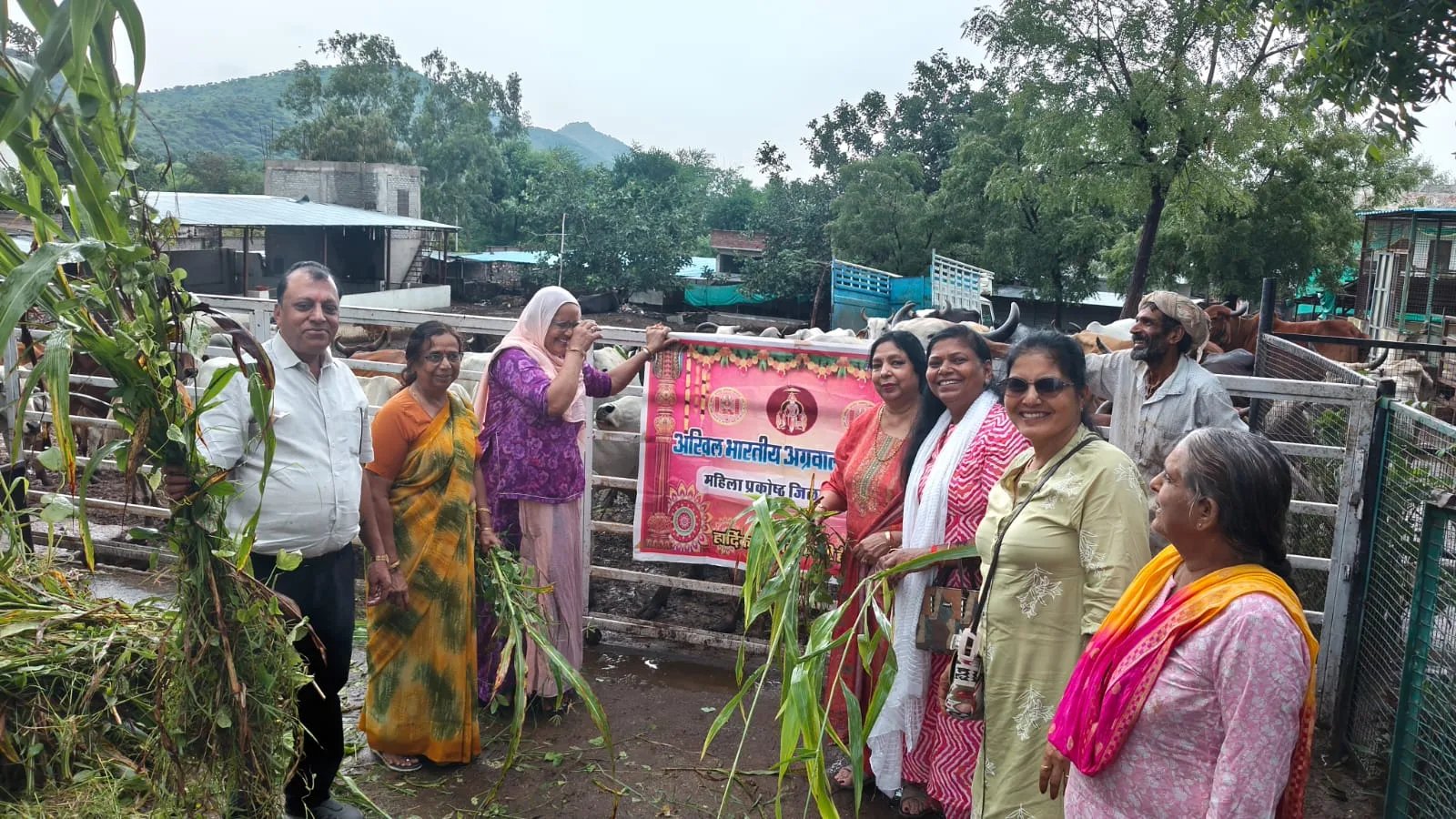 हरियाली अमावस्या पर अग्रवाल महिला प्रकोष्ठ ने निभाया गोसेवा का संकल्प, गोशाला में एक मिनी ट्रक हरा चारा अर्पित