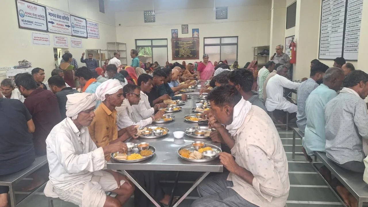 हरियाली अमावस्या के अवसर पर तामीरदारों को विशेष खीर-मालपुआ की सेवा