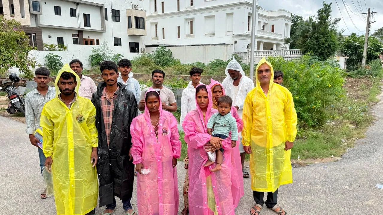 बारिश में जरूरतमंद बच्चों का सहारा बना उदयपुर लेकसिटी राउण्ड टेबल 206