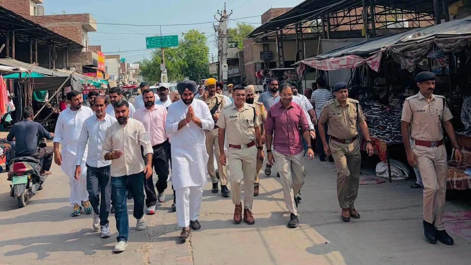 विधायक व जिला पुलिस-प्रशासन का सादुलशहर की सड़कों पर पैदल मार्च