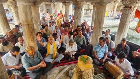 महादेव के भजनों से गूंजा गंगोद्भव परिसर, भक्तिरस में डूबे श्रद्धालु