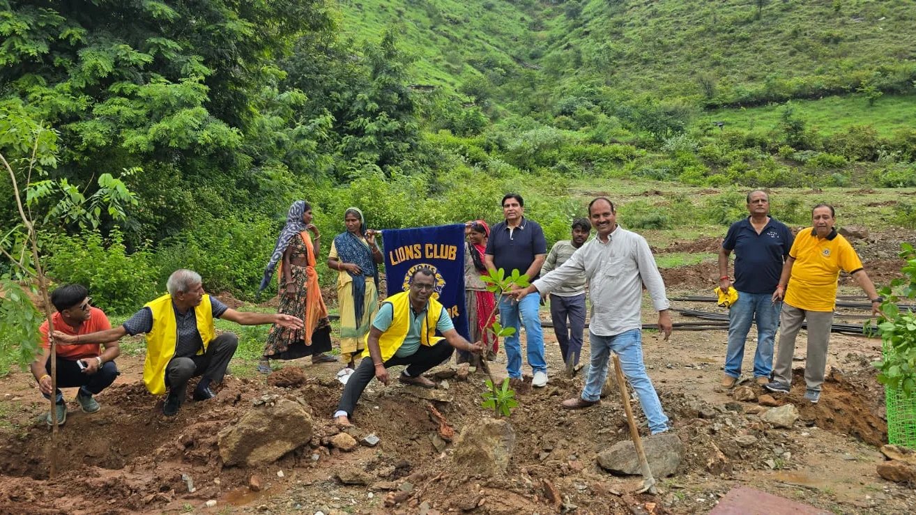 लायंस क्लब उदयपुर ने रौनक विहार में रोपी हरियाली, 51 छायादार व फलदार पौधे लगाएं
