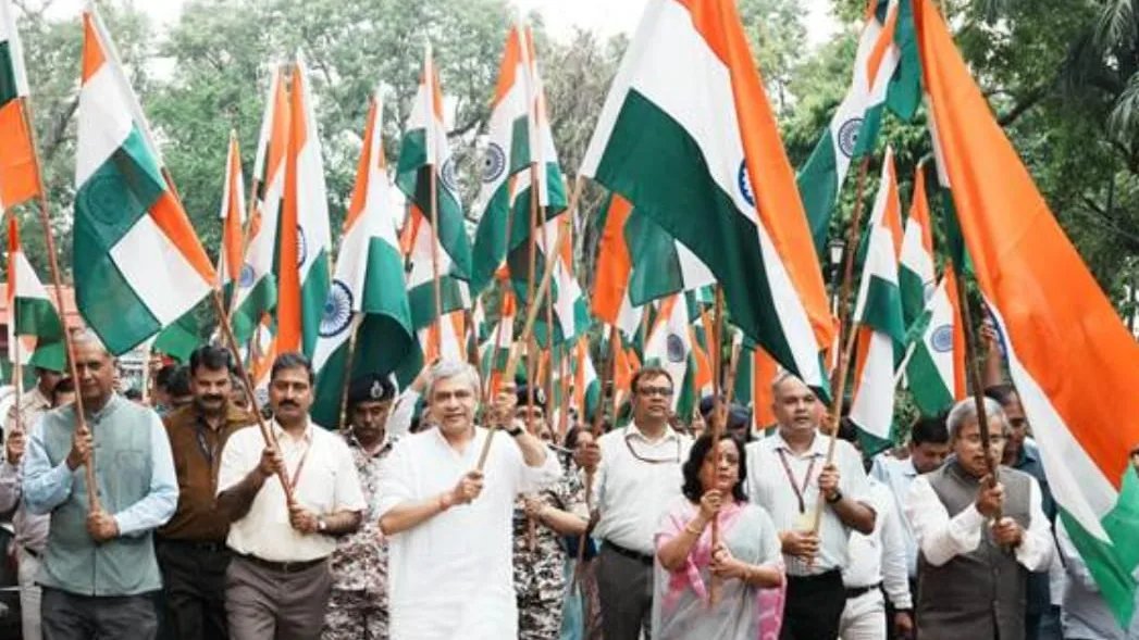 स्वतंत्रता दिवस की पूर्व संध्या पर रेल मंत्री ने रेल भवन में तिरंगा रैली का नेतृत्व किया