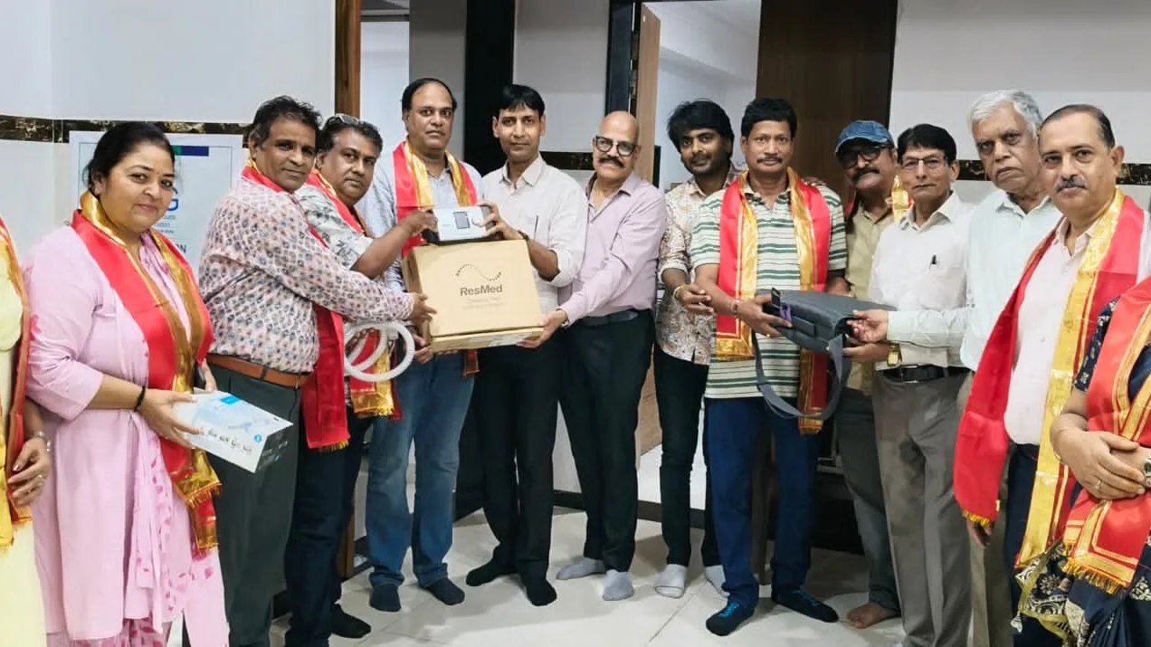 सेवा परमो धर्मः—जैन सोशल ग्रुप कुटुंब द्वारा मेडिकल इक्विपमेंट बैंक को भेंट की BIPAP मशीन