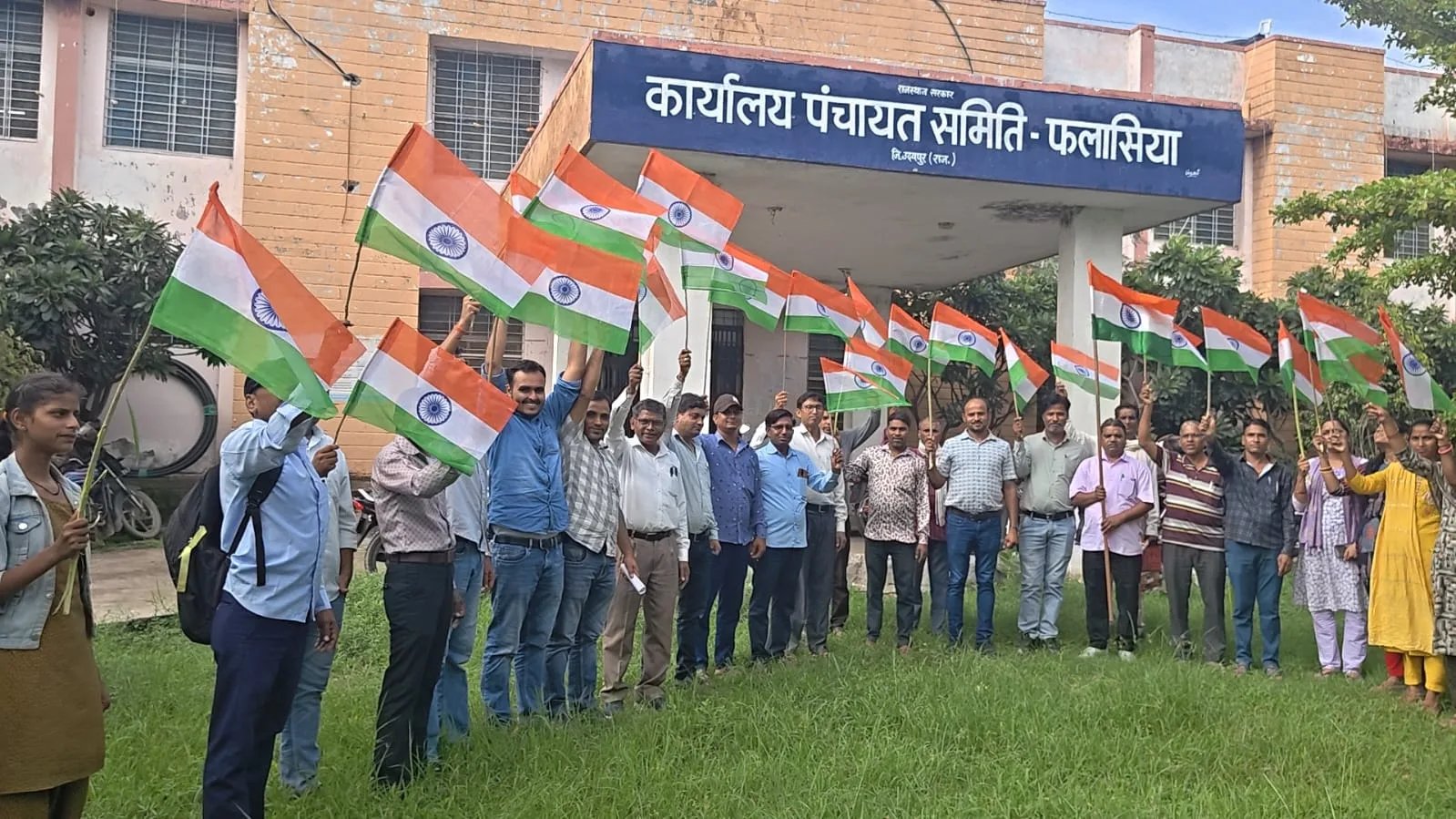 हर घर तिरंगा अभियान में बिखरे देशभक्ति के रंग