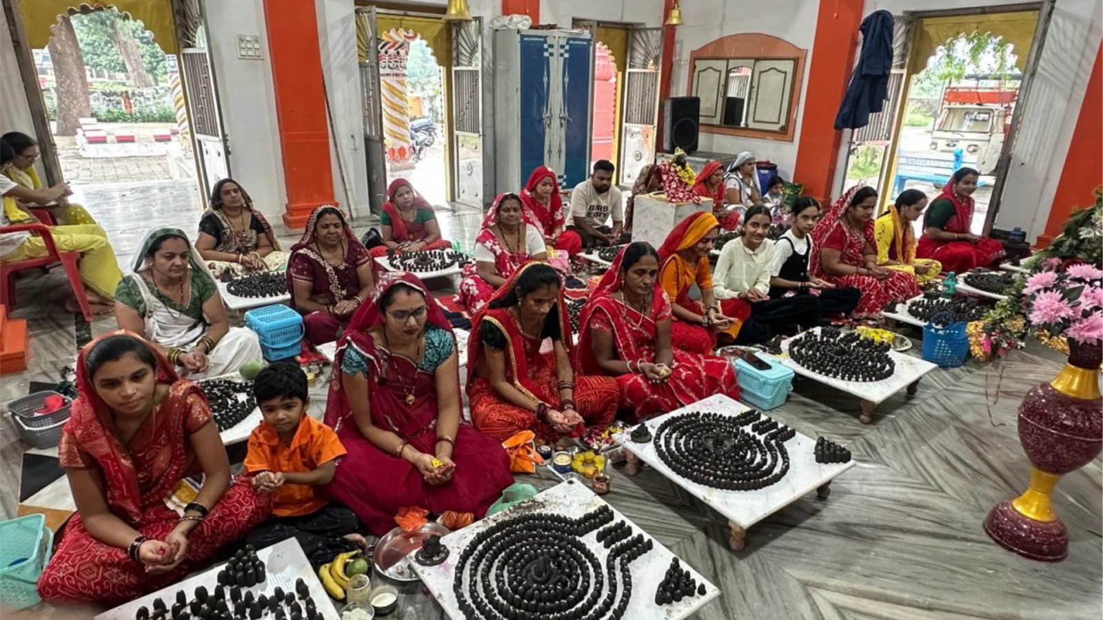 श्रावण मास में पार्थिव शिवलिंग निर्माण एवं पूजन-अभिषेक की धूम