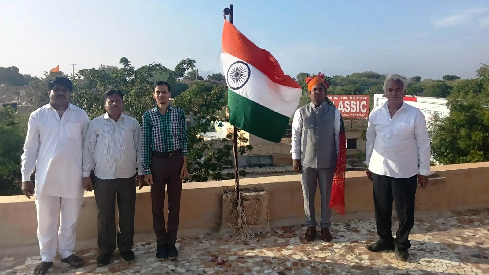सहायक निदेशक ने सूचना एवं जनसम्पर्क कार्यालय में किया ध्वजारोहण