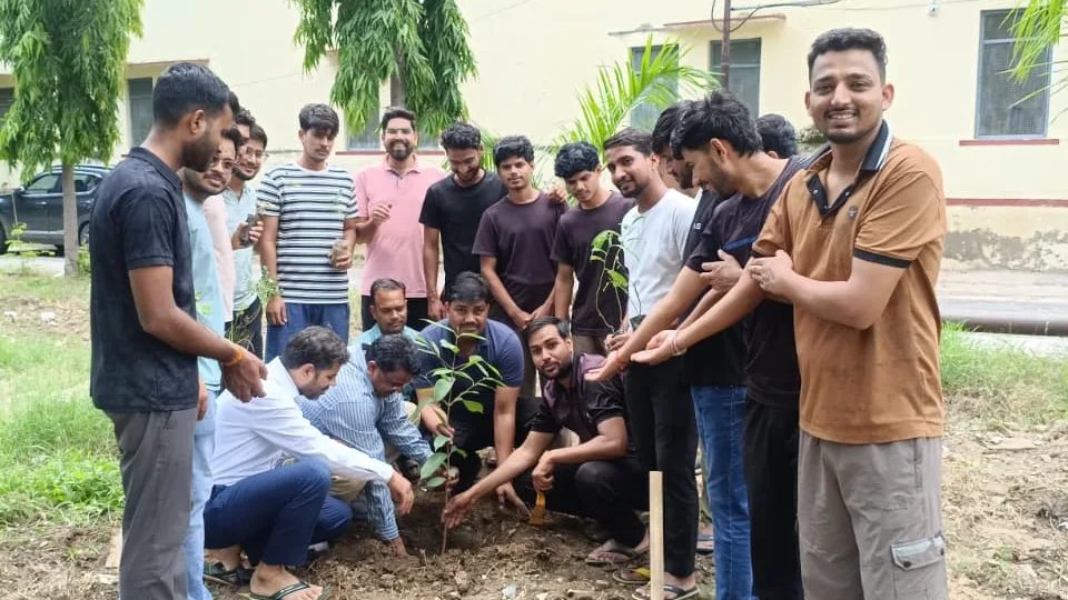 80वें स्वतंत्रता दिवस_ के अवसर पर टी.एस.वी. छात्रावास, राजस्थान कृषि महाविद्यालय, उदयपुर में वृक्षारोपण कार्यक्रम संपन्न