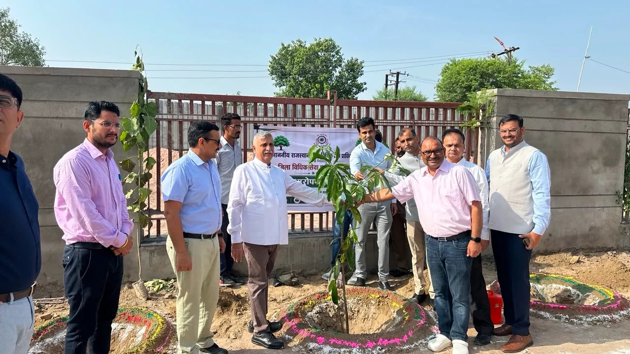 स्वतंत्रता दिवस पर जिला विधिक सेवा प्राधिकरण द्वारा वृ़क्षारोपण महाअभियान के तहत किया पौधारोपण