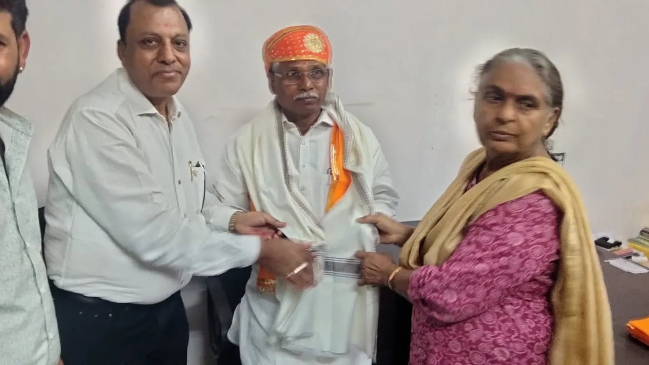 जन्मदिन पर गौसेवा का संकल्प, मंत्री बाबूलाल खराड़ी व विधायक फूलसिंह मीणा ने गौशाला में अर्पित किया हरा चारा-गुड़