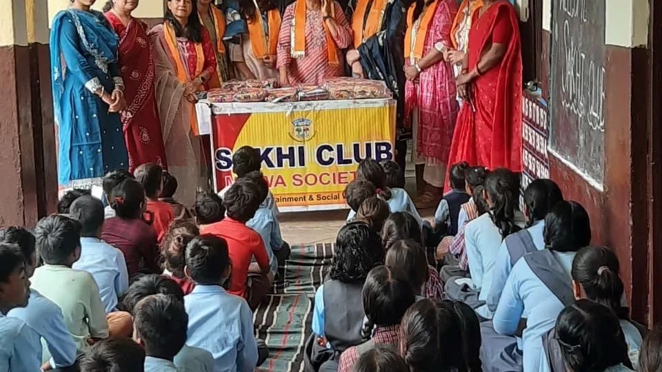 सखी क्लब ने भुजड़ा स्कूल में बांटे पारंपरिक परिधान और भोजन के डिब्बे