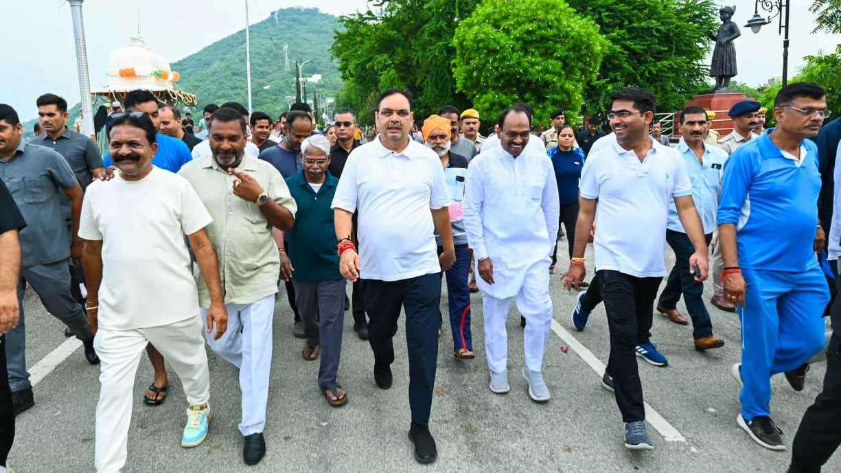 फतहसागर की पाल पर मुख्यमंत्री का सहज अंदाज, आमजन से किया आत्मीय संवाद