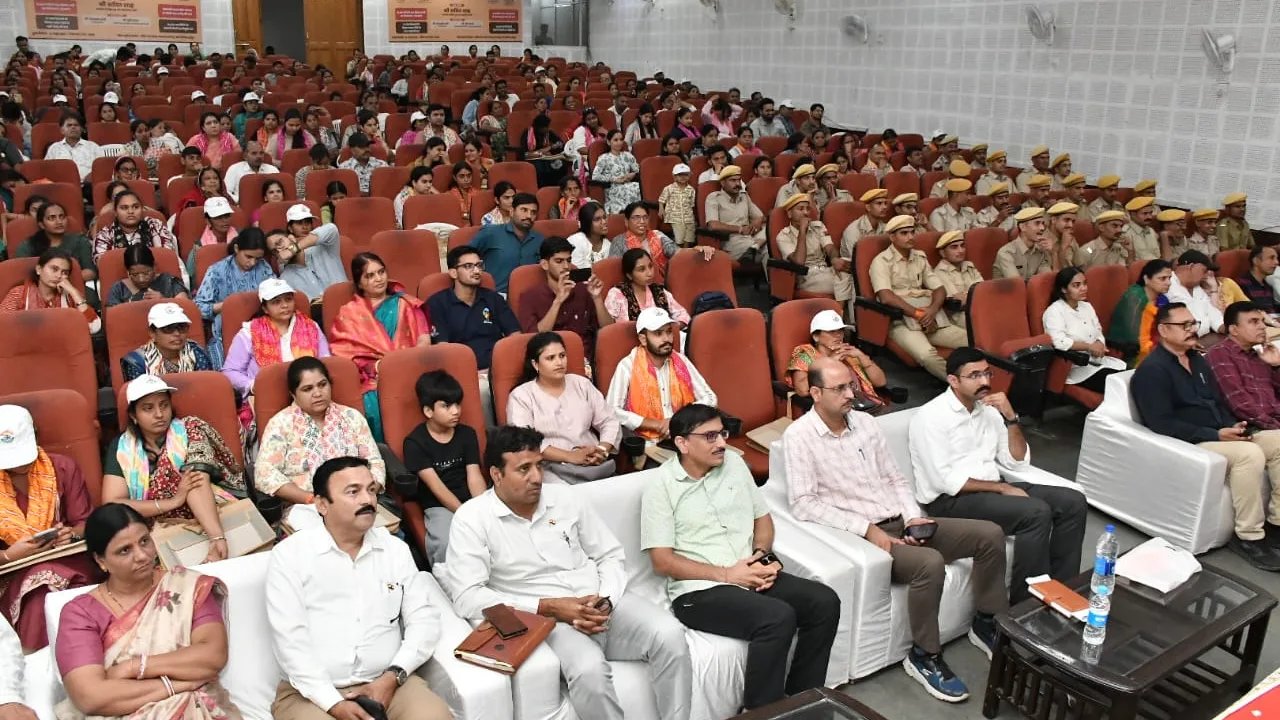मुख्यमंत्री रोजगार उत्सव में युवाओं को नियुक्ति पत्र