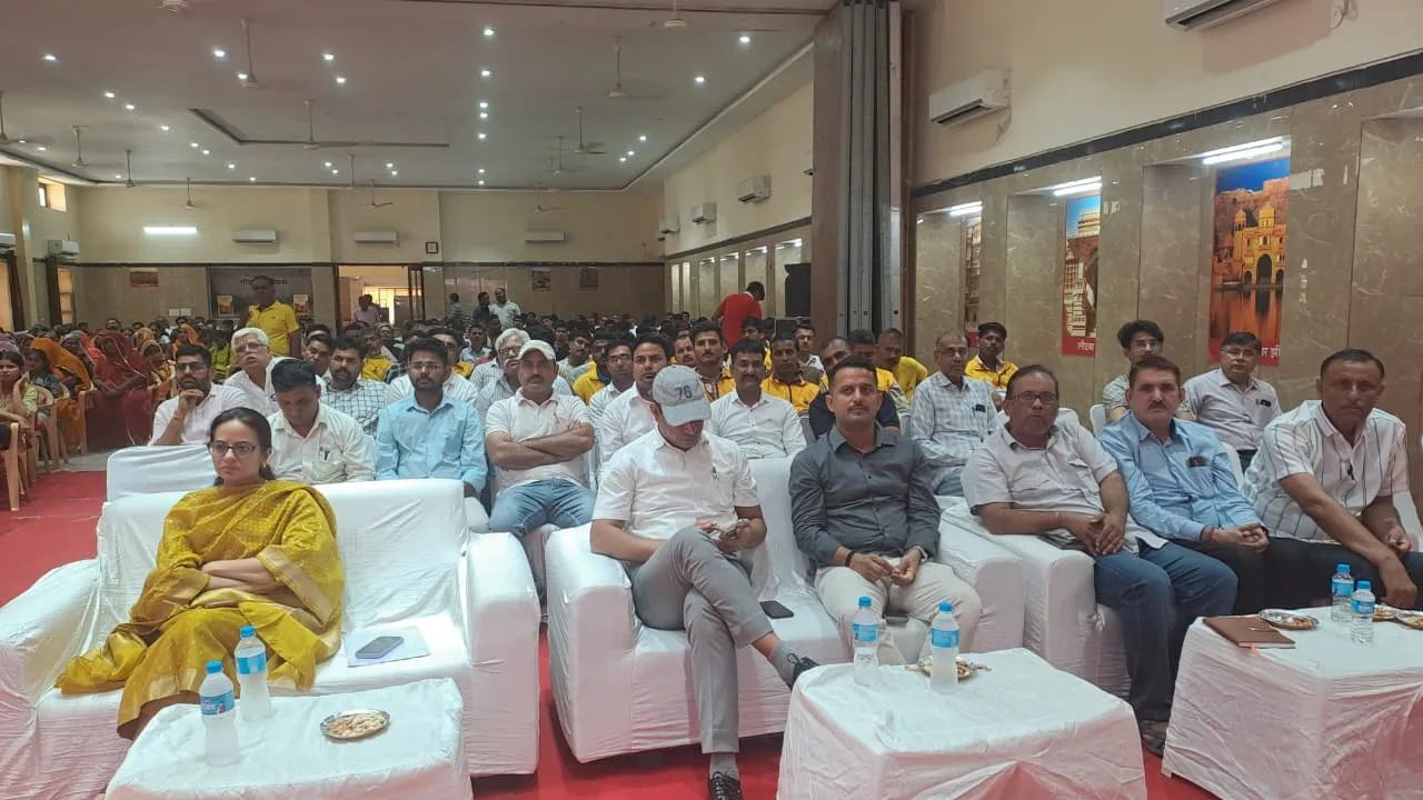 अटल गौरव स्मृति समारोह के राज्य स्तरीय कार्यक्रम का जिला स्तरीय पर हुआ लाइव प्रसारण, संभागियों ने उत्साह से देखा कार्यक्रम