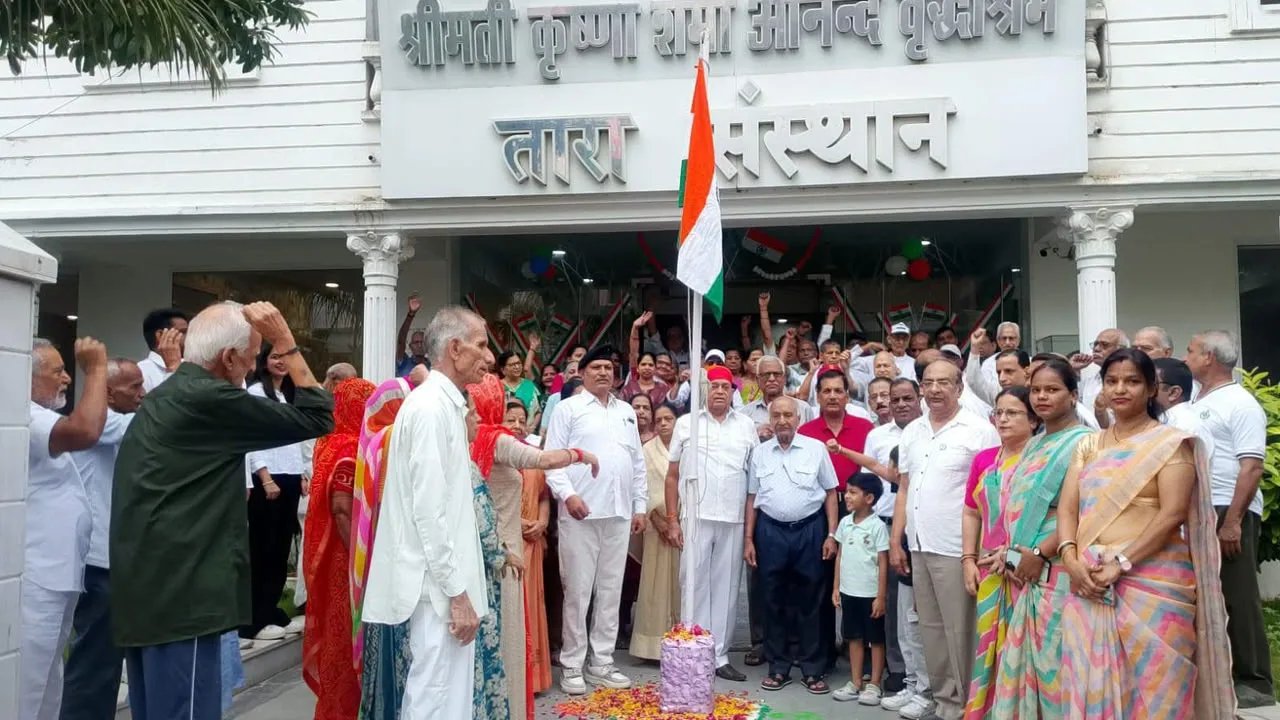 आनंद वृद्धाश्रम में गूंजे देशभक्ति के तराने