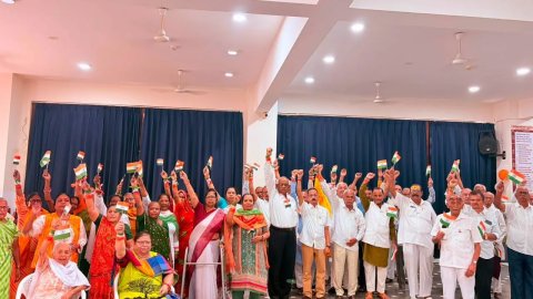 आनंद वृद्धाश्रम में गूंजे देशभक्ति के तराने
